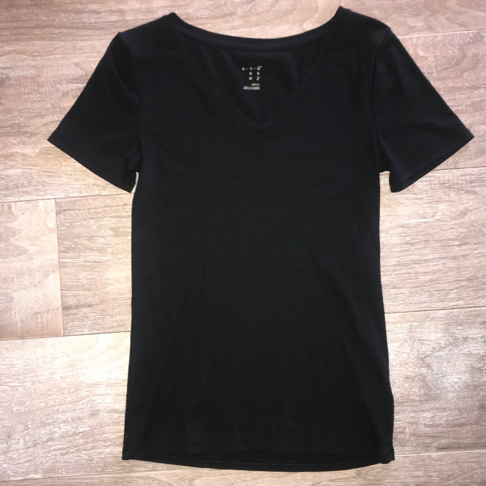 black short sleeve t-shirt